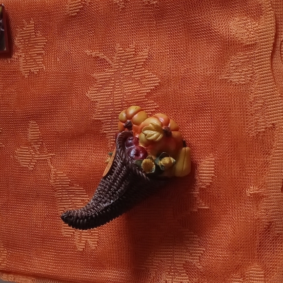 Lace table clothes includes one decorative item - Picture 2 of 5